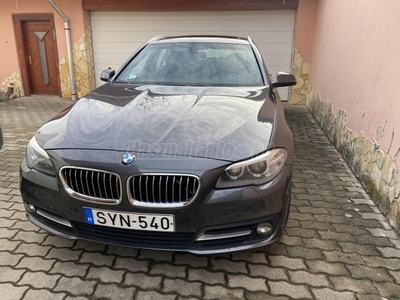 BMW 520d Touring (Automata) LUXURY KIVITEL. NAGY NAVI. HARMAN/KARDON. VONÓHOROG. PANO NAPFÉNYTETŐ. FULLBŐR.