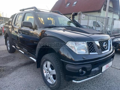 NISSAN NAVARA 4WD Double 2.5D SE ÜVEGTETŐ 3T VONÓHOROG BŐRBELSŐ NAVI DIG.KLIMA TEMPOMAT Ü.FŰTÉS LR CHALLENGE BUKÓ