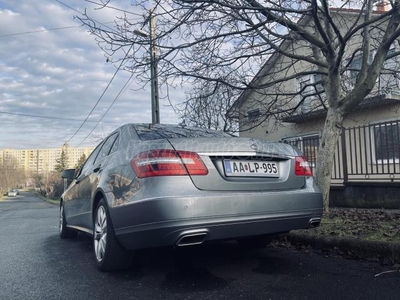 MERCEDES-BENZ E 220 AVANTGARDE.7G-TRONIC F1 VÁLTÓS. AMG KIVITEL. NAPFÉNYTETŐ