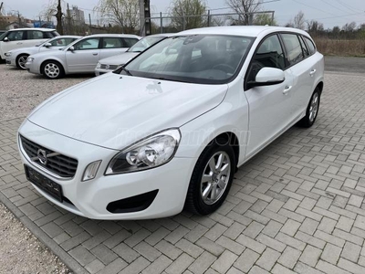 VOLVO V60 1.6 D [D2] Momentum GARANTÁLT KM.NAVI.SZERVIZKÖNYV