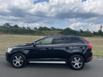 VOLVO XC60 2.4 D [D5] Momentum