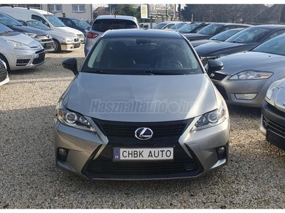 LEXUS CT 200h Sport Special Edition CVT szervizkönyv. szervizszámlák. sérülésmentes