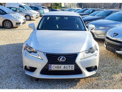 LEXUS IS 300h Luxury Safety CVT szervizkönyv. vizsgalapok. garantált kilométerfutás