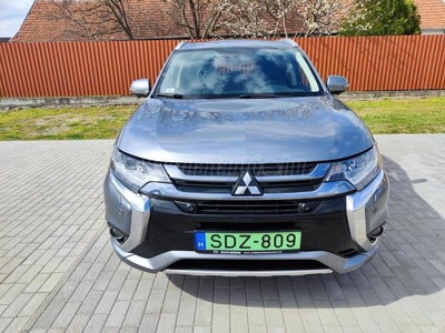 MITSUBISHI OUTLANDER 2.0 PHEV Instyle Navi 4WD CVT