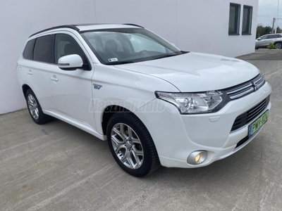 MITSUBISHI OUTLANDER 2.0 PHEV Instyle Navi 4WD CVT Full extra. gyngyhzfehér. hibtlan llapot!!!