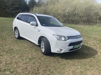 MITSUBISHI OUTLANDER 2.0 PHEV Instyle Navi 4WD CVT MAGYARORSZÁGI - LEGMAGASABB FELSZERELTSÉG - AKKU CSERÉLVE