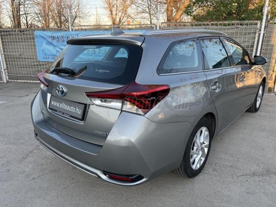 TOYOTA AURIS Touring Sports 1.8 HSD Live TSS (Automata) 2018 - kamera - navi - ülésfűtés - vezetést támogató rendszerek