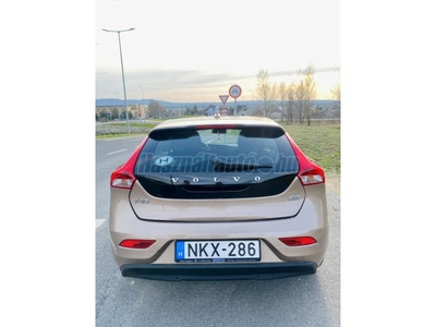 VOLVO V40 2.0 D [D2] Momentum