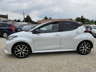 TOYOTA YARIS 1.5 Hybrid Selection Style e-CVT MAGYAR-SZERVIZKÖNYV-FÉLBŐR-LED-ÜLÉSFŰTÉS-KAMERA!