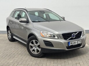 VOLVO XC60 2.0 D [D4] Momentum FWD