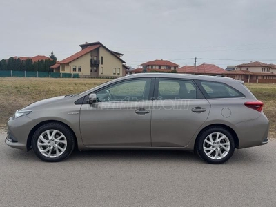 TOYOTA AURIS Touring Sports 1.8 HSD Live Plus TSS (Automata) Navi/Kamera/Ülésfűtés/Távolságtartó/Sávelhagyásjelző/Tábalfelismerő/Tempomat