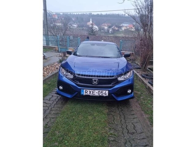 HONDA CIVIC 1.0 T Elegance Navi PRÉMIUM szín. Bőr belső + extrák. vezetett szervizkönyv