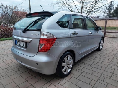 HONDA FR-V 2.0 Executive Márkaszervízben vezetett szervíz-182.000km-ig+Újszerű téli gumik-6-fős!!!!