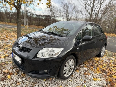 TOYOTA AURIS 2.0 D-4D Sol Végkiárusítás! 2 kulcs! Napi használatból! Jól felszerelt! Vonóhorog!