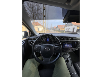 TOYOTA AURIS Touring Sports 1.8 HSD Freestyle (Automata) Magyarországi végig vezetett szervízkönyv 2018.11.havi forgalomba helyezés