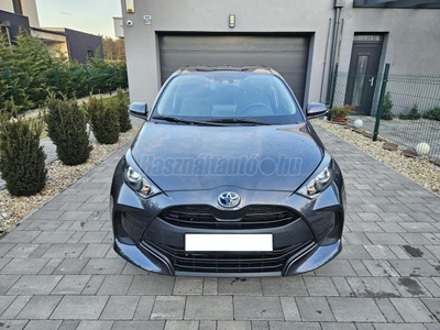 TOYOTA YARIS 1.5 Hybrid Comfort Style Tech e-CVT 1 tulajdonos. sérülésmentes. garanciális. kamera.navi. ülésfűtés