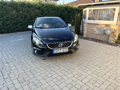 VOLVO V40 2.0 D [D2] R-Design Kinetic Geartronic