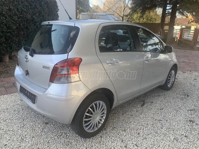 TOYOTA YARIS 1.33 LIFE digit klíma. vezetett szervizkönyv. 8 kerék