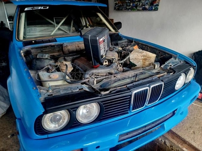 VERSENYAUTÓ EGYEDI BMW E30