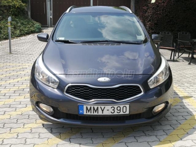 KIA CEE'D SW 1.6 CRDI LX Mo.-i!-1 TULAJ!-VEZETETT SZERVÍZKÖNYV!