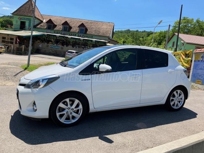 TOYOTA YARIS 1.5 HSD Lounge (Automata) FÉLBŐR-TOLATÓKAMERA-ÜVEGTETŐ