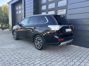 MITSUBISHI OUTLANDER 2.2 DI-D Instyle Navi 4WD (Automata) SZERVIZKÖNYV / ÜLÉSFŰTÉS / 7FŐ / NAPFÉNYTETŐ / VONÓHOROG