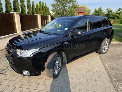 MITSUBISHI OUTLANDER 2.0 PHEV Instyle Navi 4WD CVT