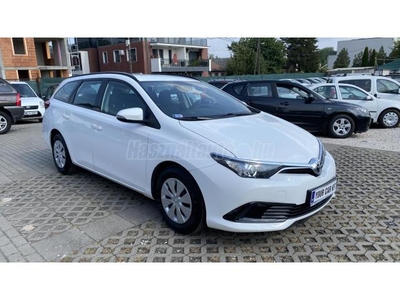 TOYOTA AURIS Touring Sports 1.33 Live TSS 1. GAZDÁS. GONDOSAN SZERVIZELT!