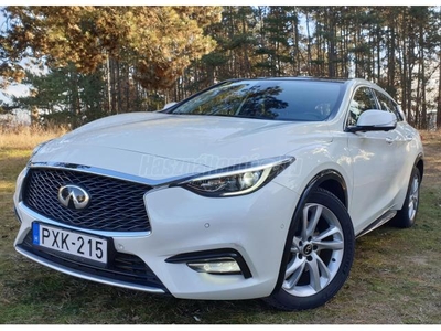 INFINITI Q30 1.6t Premium Tech Gallery White MAGYARORSZÁGI/FRISS SZERVIZ/PANORÁMA TETŐ/360 KAMERA/18 ALU téli-nyári