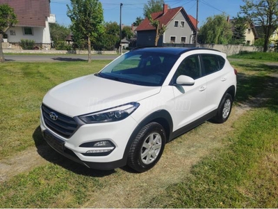 HYUNDAI TUCSON 1.7 CRDi Life Pan. tető. Navi. kamera. ül. fűtés. sz.könyv!