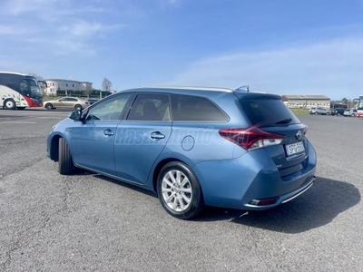 TOYOTA AURIS 1.8 HSD Hybrid Skyview