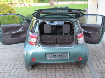 TOYOTA IQ NÉVRE ÍRVA