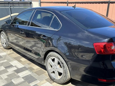 VOLKSWAGEN JETTA VI 1.6 CR TDI Trendline DSG