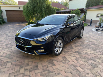 INFINITI Q30 1.6t Premium City Black Mo-i 360 kamera. + téligumi szett