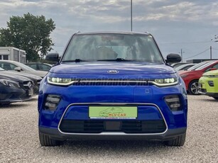 KIA SOUL EV 64kWh Gold TÉLI-NYÁRI GUMI / LED / NAVI / KAMERA / SZERVIZKÖNYV!!