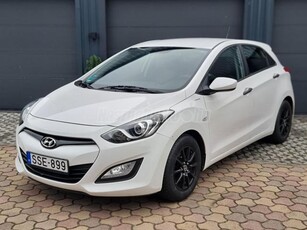 HYUNDAI I30 1.4i Life NAGYON SZÉP KÍVÜL-BELÜL. FRISS OLAJSZERVIZ. LED NAPPALI MENETFÉNY.2026/03.VIZSGA