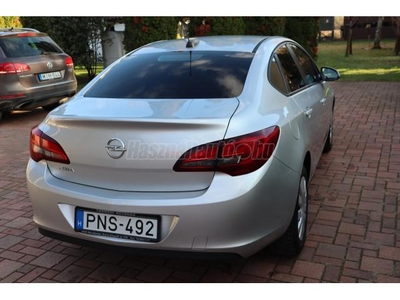 OPEL ASTRA J Sedan 1.6 Enjoy EURO6 SZERVÍZKÖNYV. 2. TULAJ!