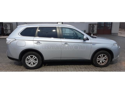 MITSUBISHI OUTLANDER 2.0 PHEV Intense Plus 4WD CVT Navigáció. Tolatókamera. Vonóhorog. Metálfényezés. Szervizkönyv