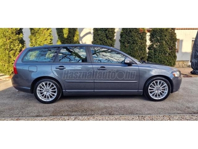 VOLVO V50 2.0 D [D3] Summum 5 HENGER++GYÁRI FÉNYEZÉS++ LEINFORMÁLHATÓ KM++ NAVI++ BI XENON