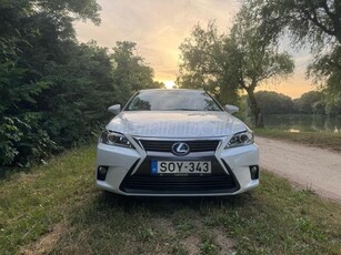 LEXUS CT 200h Jubileum (Automata) facelift gyöngyház fehér & garanciális & végig Lexus márkaszervizben szervizelt