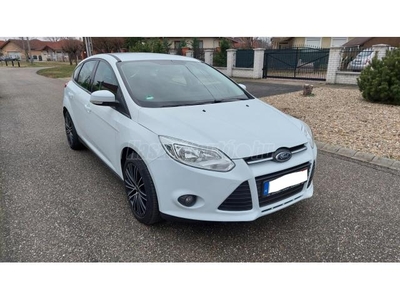 FORD FOCUS 1.6 Titanium TÉLI CSOMAG VEZETETT SZERVIZKÖNYV