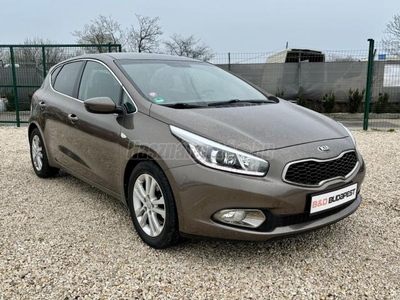 KIA CEE'D 1.4 CVVT FIFA Prémium Gyári Fény-Félbőr-Navi-Kamera-Digitklíma-Űlés és korm.fűtés-Tempomat