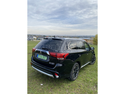 MITSUBISHI OUTLANDER 2.0 PHEV Instyle Navi 4WD CVT