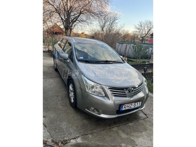 TOYOTA AVENSIS Benzin