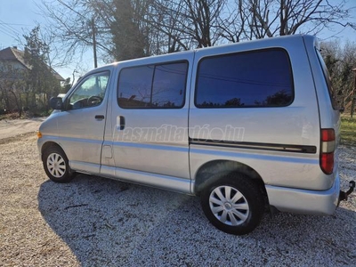 TOYOTA HI-ACE Hiace 2.4 D Glass Van