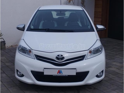 TOYOTA YARIS 1.0 Live Plus / 120 E. KM / NAVI / KAMERA / ÚJ 4 ÉVSZ. MICHELIN GUMIK / VEZETETT SZERVIZKÖNYV