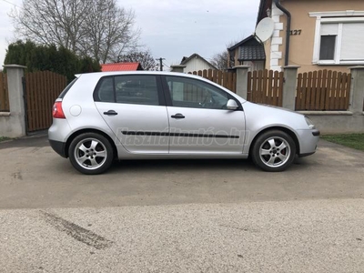 VOLKSWAGEN GOLF V 1.6 Trendline