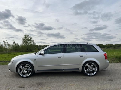 AUDI S4 Avant 4.2 V8 quattro MANUAL/XENON/FEKETEBŐR/ALCANTARA/FRISS/SZERVIZ/19ALUFELNI