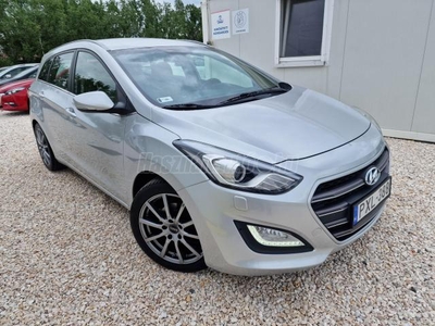 HYUNDAI I30 CW 1.6 CRDi LP Business Szervizkönyv! Fűtött félbőr ülések! Kormányfűtés! Vonóhorog!