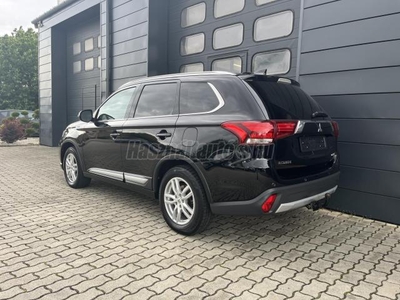 MITSUBISHI OUTLANDER 2.2 DI-D Instyle Premium 4WD (Automata) SZERVIZKÖNYV / NAPFÉNYTETŐ / LED / 7FŐ / VONÓHOROG